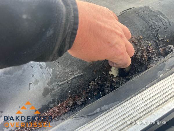 Schade aan bitumen dakbedekking op plat dak in Overijssel