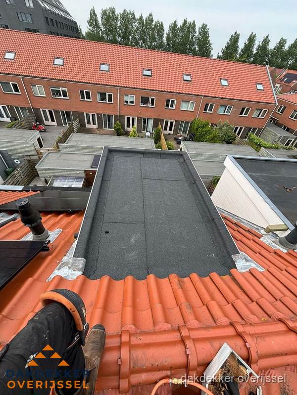 Bitumen dak reparatie op plat dak tussen dakpannen in Overijssel