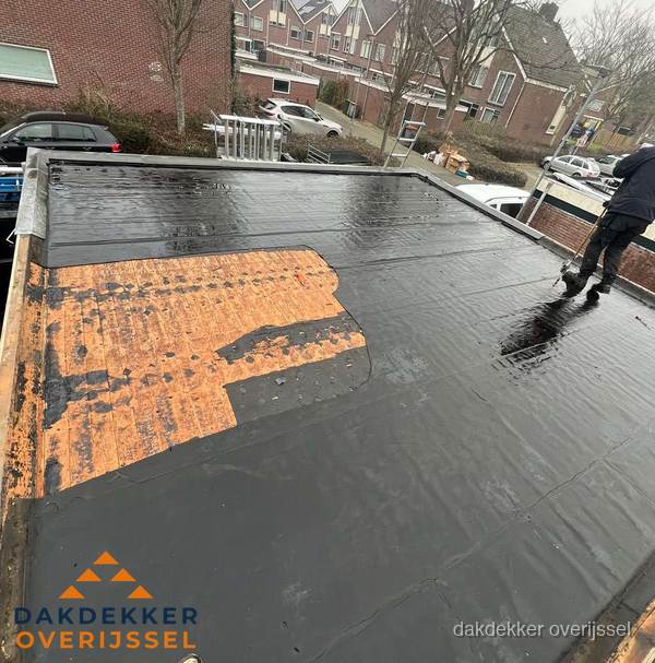 Dakdekker brengt EPDM dakbedekking aan op plat dak in Overijssel Dakdekker brengt EPDM dakbedekking aan op plat dak in Overijssel