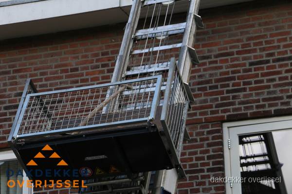 Ladderlift met dakpannen voor dakpan reparatie in Overijssel