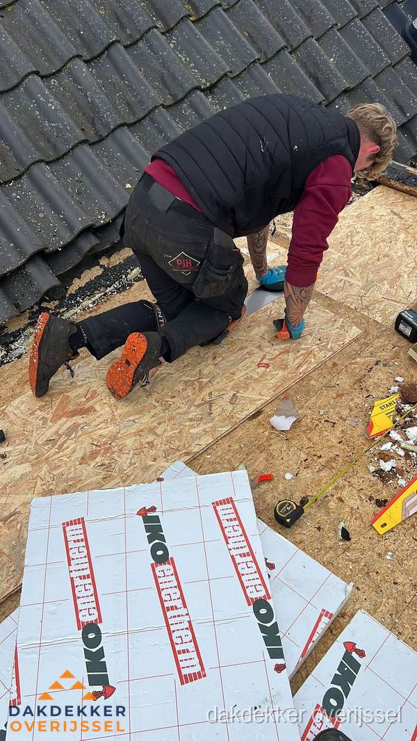 Dakdekker plaatst PIR-isolatieplaten op plat dak in Overijssel