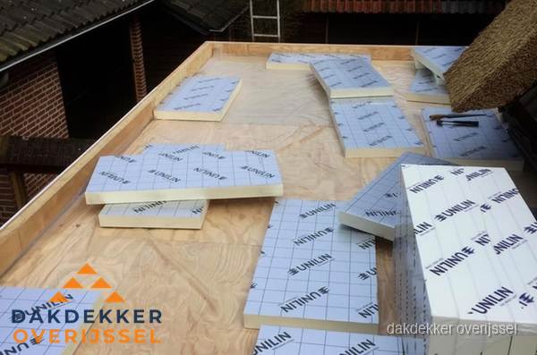 PIR isolatieplaten leggen op plat dak in Overijssel