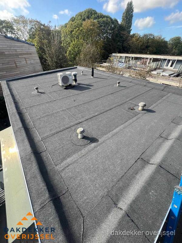 Kosten dakdekker: afgewerkt plat bedrijfsdak met bitumen in Overijssel Kosten dakdekker: afgewerkt plat bedrijfsdak met bitumen in Overijssel