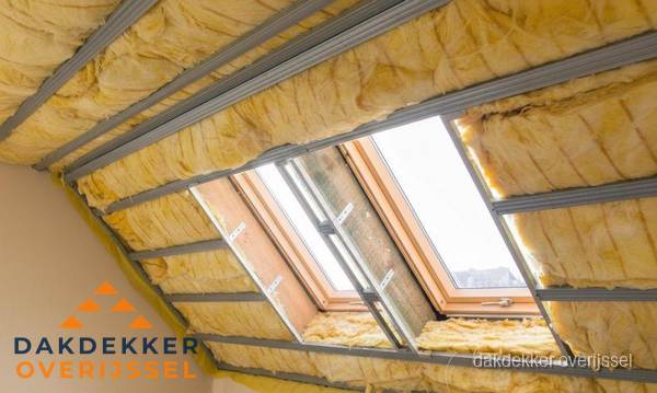 Schuin dak isoleren met glaswol bij dakraam in Overijssel