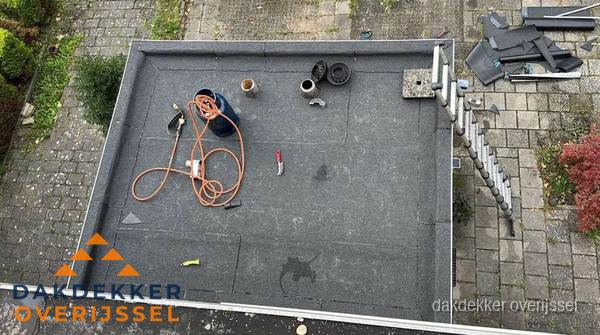 Plat dak met nieuwe bitumen bedekking in Overijssel