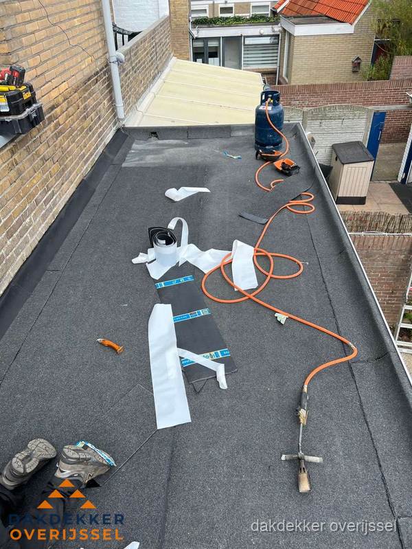Dakdekkers bezig met bitumen dakbedekking in Overijssel