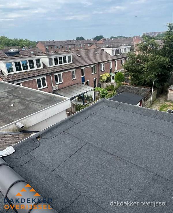 Vernieuwd plat dak met bitumen in woonwijk in Overijssel