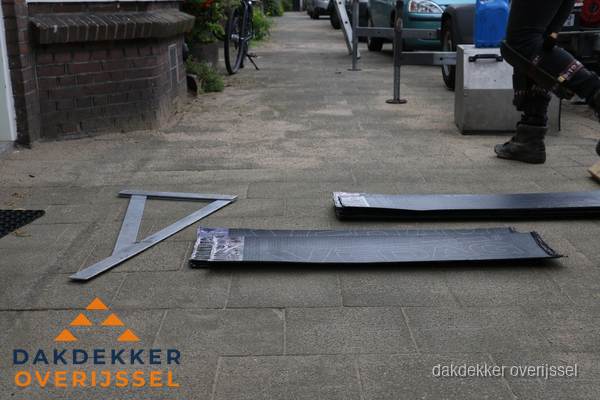 Dakbedekkingsmateriaal en zinkwerk klaargelegd voor reparatie in Overijssel