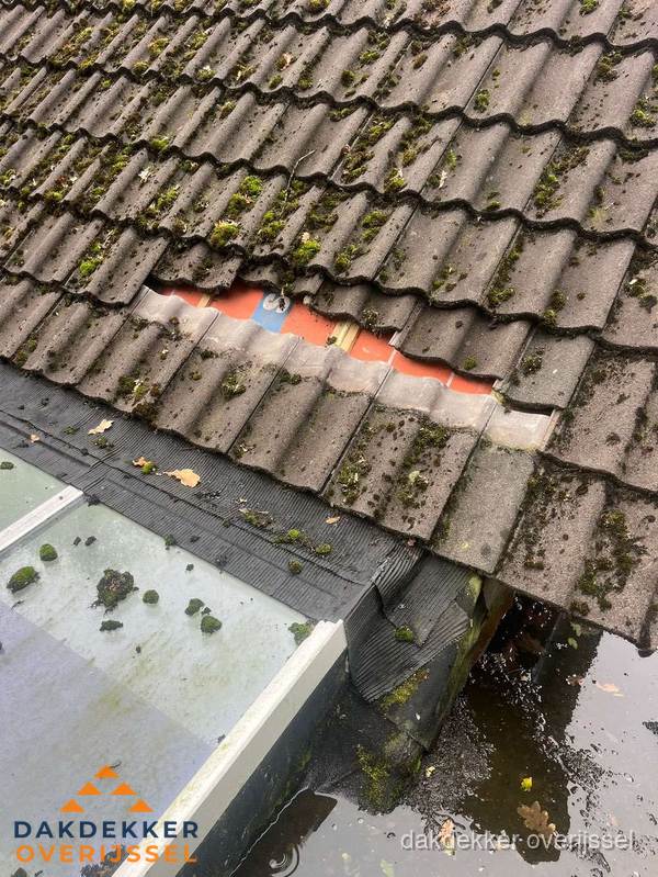 Beschadigd pannendak met ontbrekende dakpannen voor reparatie in Overijssel Beschadigd pannendak met ontbrekende dakpannen voor reparatie in Overijssel