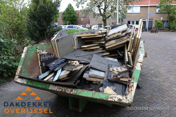 Puincontainer met oud dakmateriaal na dakrenovatie in Overijssel