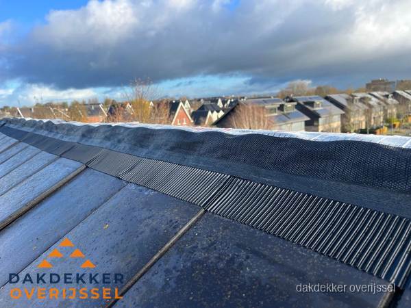 Dakisolatie bij de nok met ventilatieprofiel op schuin dak in Overijssel Dakisolatie bij de nok met ventilatieprofiel op schuin dak in Overijssel