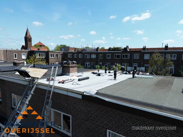 Dakdekkers aan het werk op plat dak in Overijssel Dakdekkers aan het werk op plat dak in Overijssel